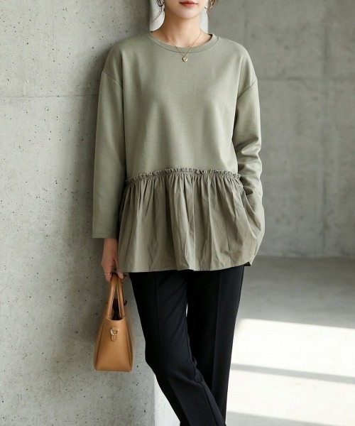 Forcement(フォースメント)の「ふんわりペプラムで華やぐ、大人のきれいめトップス(Tシャツ/カットソー・レディース・カーキ・FREE)」の1枚目の写真