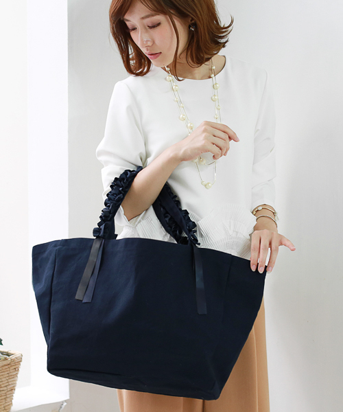 REAL CUBE(リアルキューブ)の「REAL CUBE グログランリボンフリルハンドルトートバッグ【Lサイズ】 ショルダーストラップ付(トートバッグ・レディース・オフホワイト/カーキ/ベージュ/ネイビー・L)」の4枚目の写真