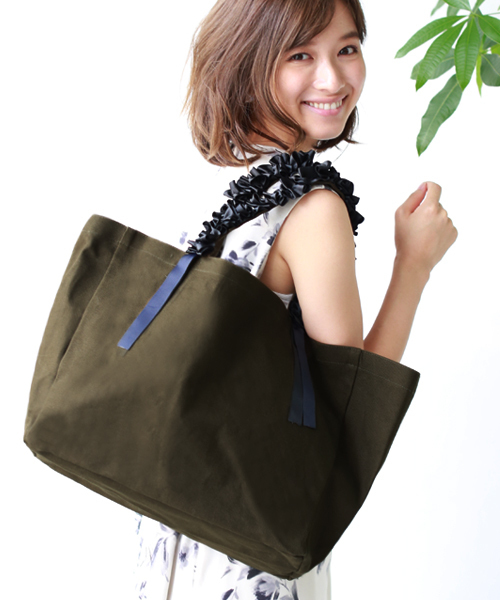 REAL CUBE(リアルキューブ)の「REAL CUBE グログランリボンフリルハンドルトートバッグ【Lサイズ】 ショルダーストラップ付(トートバッグ・レディース・オフホワイト/カーキ/ベージュ/ネイビー・L)」の3枚目の写真