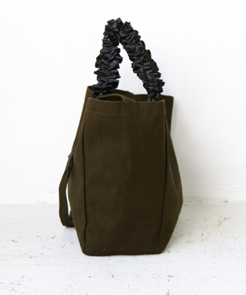 REAL CUBE(リアルキューブ)の「REAL CUBE グログランリボンフリルハンドルトートバッグ【Lサイズ】 ショルダーストラップ付(トートバッグ・レディース・オフホワイト/カーキ/ベージュ/ネイビー・L)」の7枚目の写真