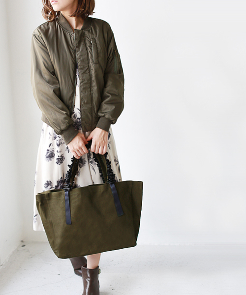 REAL CUBE(リアルキューブ)の「REAL CUBE グログランリボンフリルハンドルトートバッグ【Lサイズ】 ショルダーストラップ付(トートバッグ・レディース・オフホワイト/カーキ/ベージュ/ネイビー・L)」の10枚目の写真