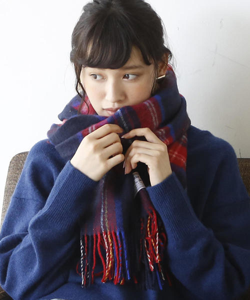 coen（コーエン）の「【『MORE』2月号掲載】フェザータッチチェックストール（マフラー）（ストール/ショール・レディース・ライトブルー/ライラック/ネイビー/イエロー/グリーン/レッド/ピンク・FREE）」の4枚目の写真