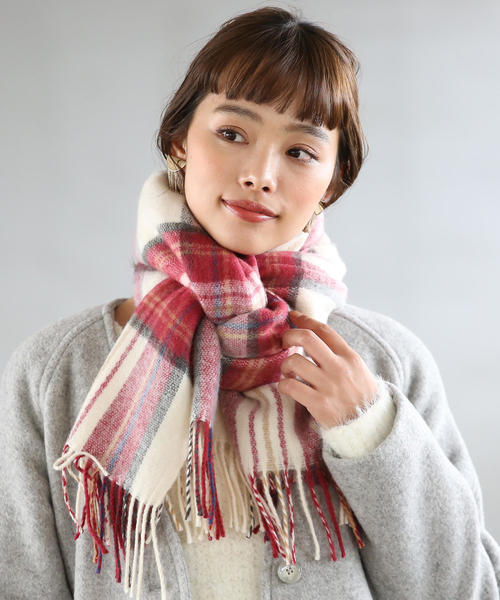 coen（コーエン）の「【『MORE』2月号掲載】フェザータッチチェックストール（マフラー）（ストール/ショール・レディース・ライトブルー/ライラック/ネイビー/イエロー/グリーン/レッド/ピンク・FREE）」の6枚目の写真