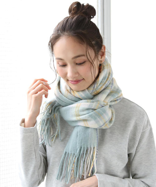 coen（コーエン）の「【『MORE』2月号掲載】フェザータッチチェックストール（マフラー）（ストール/ショール・レディース・ライトブルー/ライラック/ネイビー/イエロー/グリーン/レッド/ピンク・FREE）」の3枚目の写真