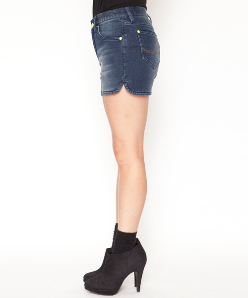 X-girl（エックスガール）の「COMFY DENIM SHORTS（デニムパンツ・レディース・インディゴブルー/ライトインディゴブルー・2/1）」の9枚目の写真