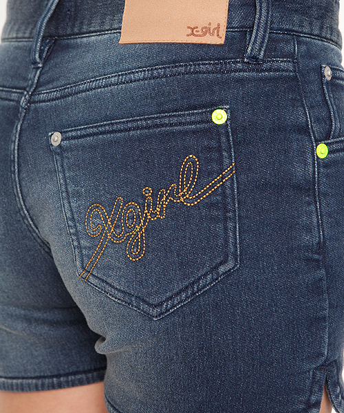 X-girl（エックスガール）の「COMFY DENIM SHORTS（デニムパンツ・レディース・インディゴブルー/ライトインディゴブルー・2/1）」の6枚目の写真