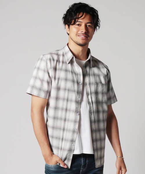 LIL VENDARS（リルヴェンダース）の「先染め綿麻ストレッチレギュラーカラー半袖シャツ（シャツ/ブラウス・メンズ・ホワイト/ライトピンク/チェック/サックスブルー/グレー/ミント/ストライプ/カーキ/ホワイト系その他/ネイビー/ブルー系その他/ラベンダー/ライトイエロー/ベージュ系その他/その他2/その他1/ブラック系その他/ホワイト系その他2/アイボリー/ブルー系その他4/ブルー系その他3/スモーキーグリーン系/ブルー系その他2/ベージュ系その他2/その他3/クリアブラウン/カーキ系/ネイビー系/チャコール・M/S/L/XL）」の5枚目の写真