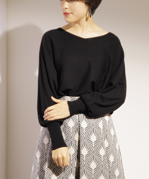 Tiara（ティアラ）の「ドルマンニット（ニット/セーター・レディース・ブラック/グリーン/ラベンダー/ライトベージュ・FREE）」の2枚目の写真