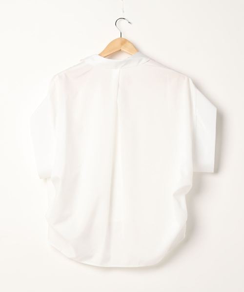 INTERPLANET（インタープラネット）の「シルキーサテン半袖タックシャツ（シャツ/ブラウス・レディース・ネイビー/オフホワイト/マスタード/レンガ・FREE）」の5枚目の写真