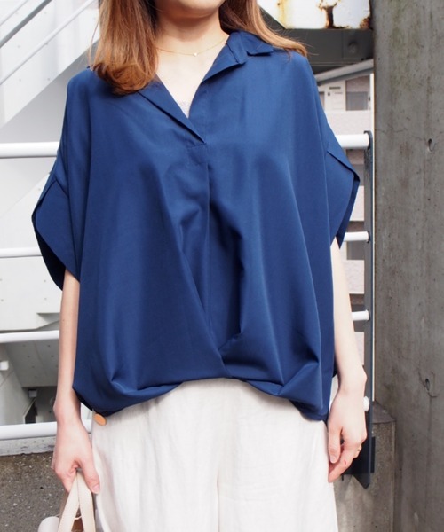 INTERPLANET（インタープラネット）の「シルキーサテン半袖タックシャツ（シャツ/ブラウス・レディース・ネイビー/オフホワイト/マスタード/レンガ・FREE）」の2枚目の写真