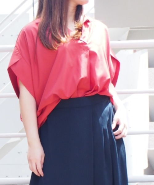 INTERPLANET（インタープラネット）の「シルキーサテン半袖タックシャツ（シャツ/ブラウス・レディース・ネイビー/オフホワイト/マスタード/レンガ・FREE）」の4枚目の写真