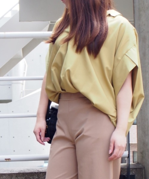 INTERPLANET（インタープラネット）の「シルキーサテン半袖タックシャツ（シャツ/ブラウス・レディース・ネイビー/オフホワイト/マスタード/レンガ・FREE）」の3枚目の写真