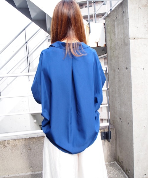 INTERPLANET（インタープラネット）の「シルキーサテン半袖タックシャツ（シャツ/ブラウス・レディース・ネイビー/オフホワイト/マスタード/レンガ・FREE）」の19枚目の写真