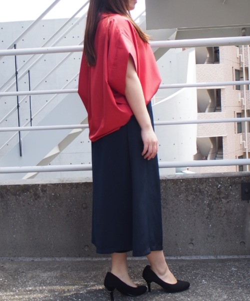 INTERPLANET（インタープラネット）の「シルキーサテン半袖タックシャツ（シャツ/ブラウス・レディース・ネイビー/オフホワイト/マスタード/レンガ・FREE）」の13枚目の写真