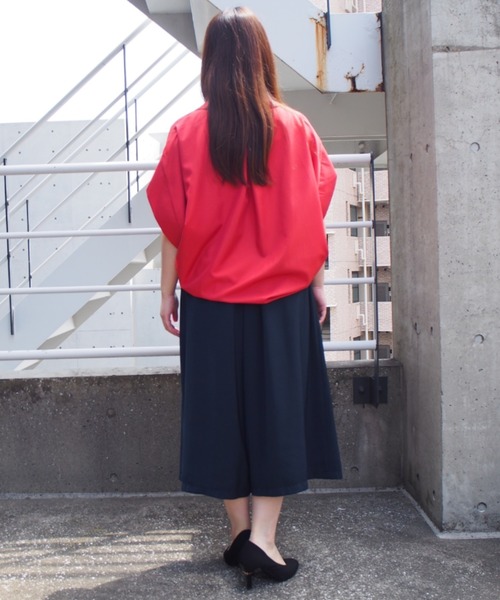 INTERPLANET（インタープラネット）の「シルキーサテン半袖タックシャツ（シャツ/ブラウス・レディース・ネイビー/オフホワイト/マスタード/レンガ・FREE）」の12枚目の写真