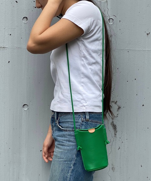 Beau're（ヴュレ）の「BEAURE ヴュレ カウレザー スマホショルダー（ショルダーバッグ・レディース・ブラック/シルバー/グリーン/パープル/ホワイト/オレンジ/サックスブルー・FREE/SMALL）」の4枚目の写真