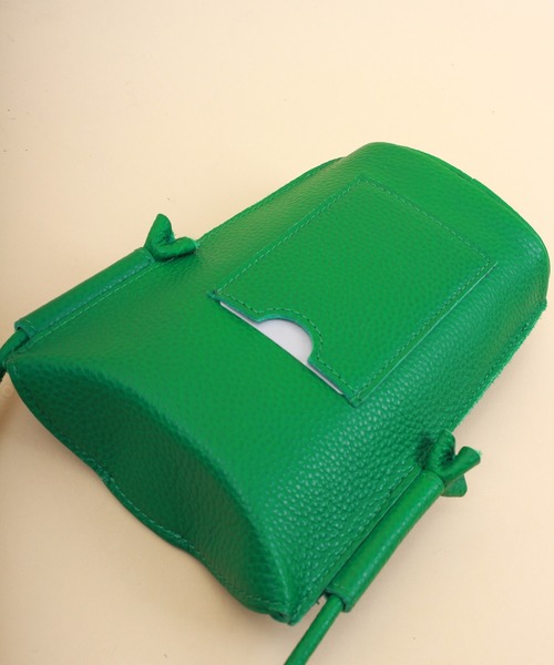 Beau're（ヴュレ）の「BEAURE ヴュレ カウレザー スマホショルダー（ショルダーバッグ・レディース・ブラック/シルバー/グリーン/パープル/ホワイト/オレンジ/サックスブルー・FREE/SMALL）」の15枚目の写真