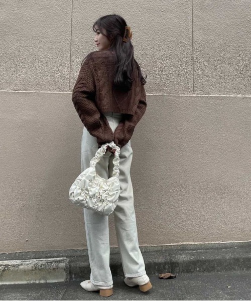 EPIMI E'PIMMY（エピミエピミー）の「ケーブルショートニット（ニット/セーター・レディース・ピンクベージュ/オフホワイト/ブラウン/ベージュ・MEDIUM）」の20枚目の写真