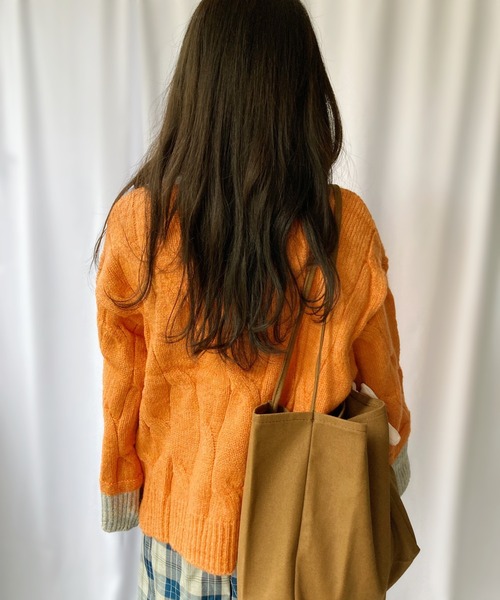 Loco Ocean（ロコオーシャン）の「太めケーブル編み ボリュームスリーブ プルオーバーニット（ニット/セーター・レディース・オフホワイト/オレンジ/グリーン・FREE）」の6枚目の写真
