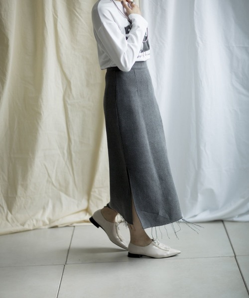mona Belinda(モナベリンダ)の「裾スリットフリンジスカート(スカート・レディース・ホワイト/チャコールグレー・FREE)」の2枚目の写真