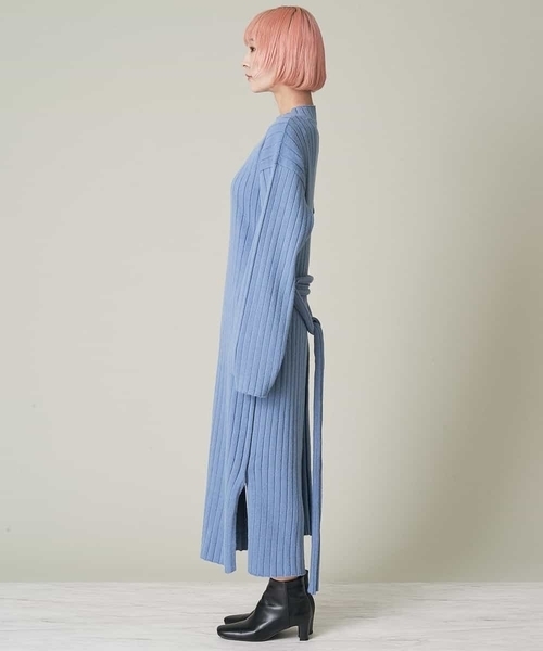 A de a.v.v（アードアー・ヴェ・ヴェ）の「ベルト付きスタンドネックリブニットワンピース（ワンピース・レディース・ブラック/ブルー/アイボリー・39）」の11枚目の写真