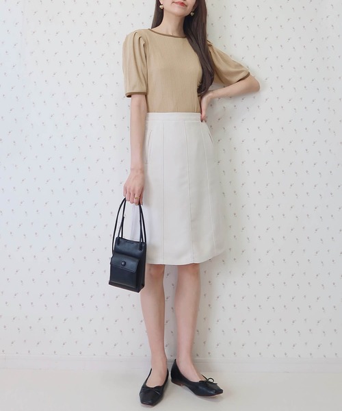 PURIL（ピュリル）の「【PURIL】パイピングタックスリーブ半袖リブトップス（Tシャツ/カットソー・レディース・ベージュ/ブラック/ホワイト・FREE）」の4枚目の写真