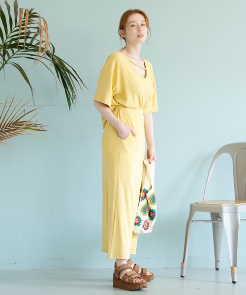 Crisp（クリスプ）の「スラッシュネックTシャツ（Tシャツ/カットソー・レディース・ブラウン/ピンク/イエロー・FREE）」の5枚目の写真