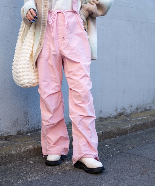 WEGO（ウィゴー）の「WEGO/サス付2WAYパラシュートパンツ（カーゴパンツ・レディース・オフホワイト/ライトピンク/カーキ・FREE）」の4枚目の写真