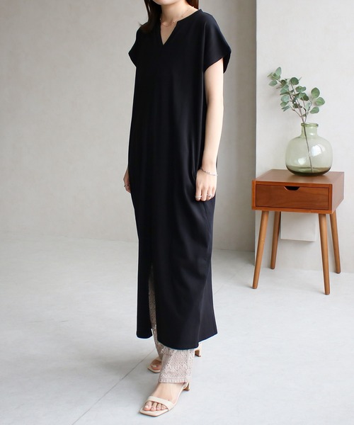 Social GIRL(ソーシャルガール)の「スリットキーネックTシャツワンピース(ワンピース・レディース・ブラック/オフホワイト/ベージュ/グレイッシュベージュ・M)」の17枚目の写真