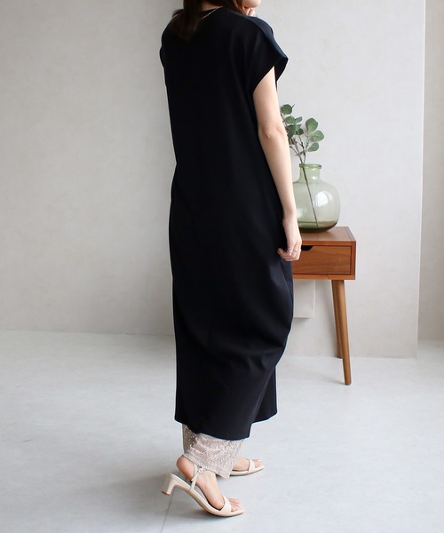 Social GIRL(ソーシャルガール)の「スリットキーネックTシャツワンピース(ワンピース・レディース・ブラック/オフホワイト/ベージュ/グレイッシュベージュ・M)」の18枚目の写真