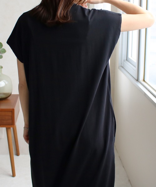 Social GIRL(ソーシャルガール)の「スリットキーネックTシャツワンピース(ワンピース・レディース・ブラック/オフホワイト/ベージュ/グレイッシュベージュ・M)」の6枚目の写真