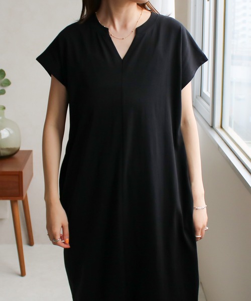 Social GIRL(ソーシャルガール)の「スリットキーネックTシャツワンピース(ワンピース・レディース・ブラック/オフホワイト/ベージュ/グレイッシュベージュ・M)」の7枚目の写真