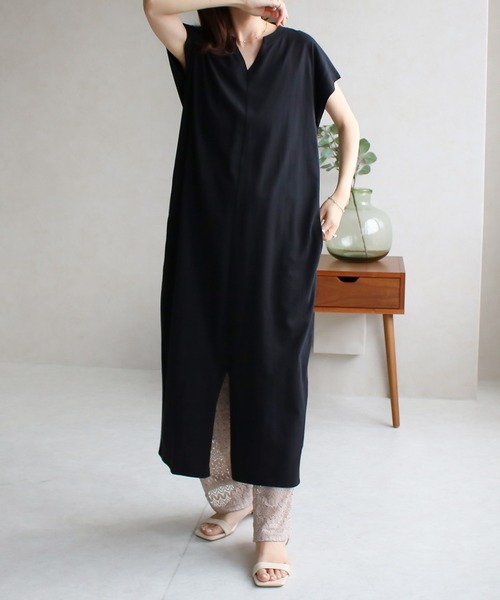 Social GIRL(ソーシャルガール)の「スリットキーネックTシャツワンピース(ワンピース・レディース・ブラック/オフホワイト/ベージュ/グレイッシュベージュ・M)」の5枚目の写真