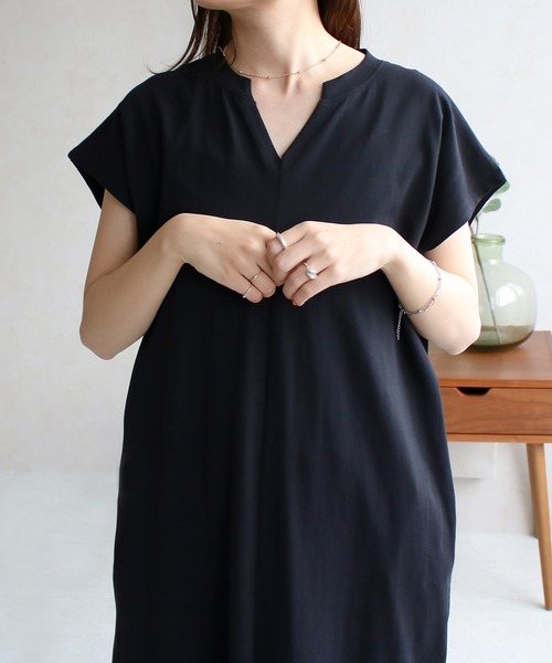 Social GIRL(ソーシャルガール)の「スリットキーネックTシャツワンピース(ワンピース・レディース・ブラック/オフホワイト/ベージュ/グレイッシュベージュ・M)」の9枚目の写真