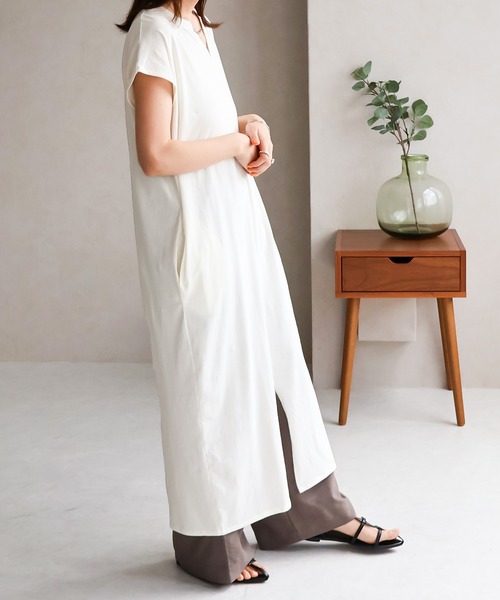 Social GIRL(ソーシャルガール)の「スリットキーネックTシャツワンピース(ワンピース・レディース・ブラック/オフホワイト/ベージュ/グレイッシュベージュ・M)」の13枚目の写真