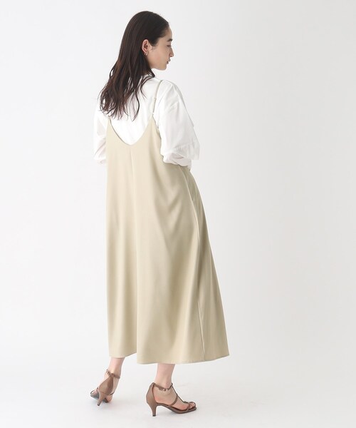 OPAQUE.CLIP(オペークドットクリップ)の「◆レザーライクサテン キャミワンピース【洗濯機洗い可】(ワンピース・レディース・グレー系その他/サンドベージュ・38/40)」の3枚目の写真