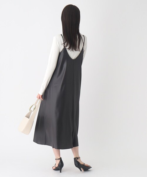 OPAQUE.CLIP(オペークドットクリップ)の「◆レザーライクサテン キャミワンピース【洗濯機洗い可】(ワンピース・レディース・グレー系その他/サンドベージュ・38/40)」の7枚目の写真