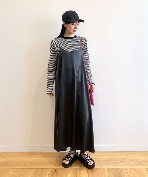 OPAQUE.CLIP(オペークドットクリップ)の「◆レザーライクサテン キャミワンピース【洗濯機洗い可】(ワンピース・レディース・グレー系その他/サンドベージュ・38/40)」の4枚目の写真