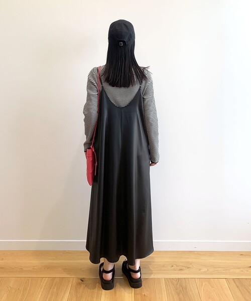 OPAQUE.CLIP(オペークドットクリップ)の「◆レザーライクサテン キャミワンピース【洗濯機洗い可】(ワンピース・レディース・グレー系その他/サンドベージュ・38/40)」の16枚目の写真