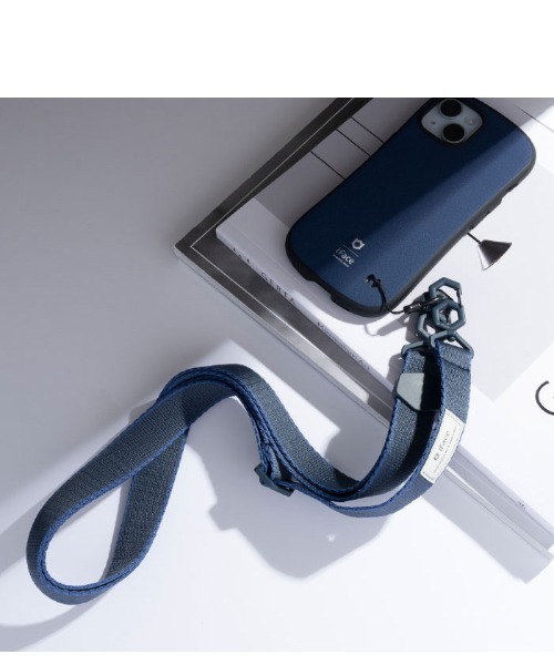 iFace（アイフェイス）の「iFace Hang and ショルダーストラップ（スマホグッズ・レディース・ベージュ/ライトカーキ/オレンジ/サックスブルー/ブラック/クリア/ラメ/その他1/ブルー系その他/グリーン系その他/グリーン系その他2/オレンジ系その他/ベージュ系その他/トリコロール/パープル系その他/ネイビー/パープル/ブラウン/桜/ライトグレー/アイボリー/バーガンディー/Moca・FREE）」の11枚目の写真