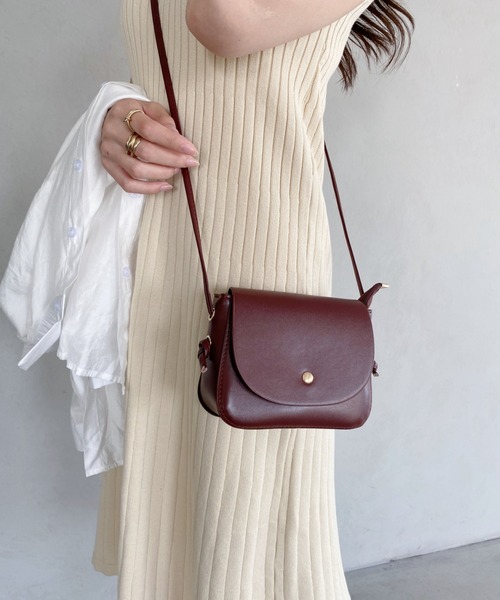 thank U more(サンキューモア)の「フェイクレザー シンプルショルダーバッグ(ショルダーバッグ・レディース・ダークブラウン/ブラック/ベージュ/ブラウン/ホワイト・FREE)」の4枚目の写真