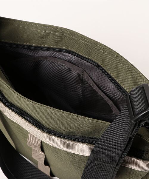 BEAMS DESIGN(ビームス デザイン)の「BEAMS DESIGN(ビームスデザイン) EVERYWHERE ショルダーバッグ(M)(ショルダーバッグ・メンズ・カーキ/ブラウン/レッド/ブラック/ブルーグリーン・FREE)」の8枚目の写真