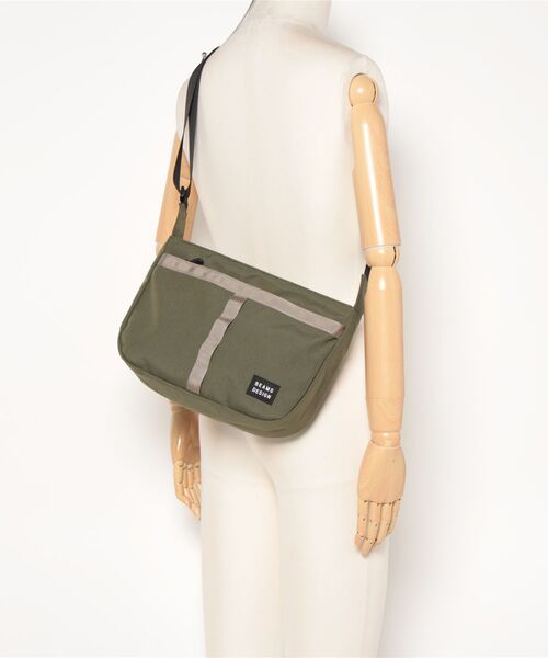 BEAMS DESIGN(ビームス デザイン)の「BEAMS DESIGN(ビームスデザイン) EVERYWHERE ショルダーバッグ(M)(ショルダーバッグ・メンズ・カーキ/ブラウン/レッド/ブラック/ブルーグリーン・FREE)」の9枚目の写真
