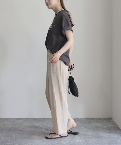 fredy emue（フレディエミュ）の「シルキーリネンブレンドセミワイドパンツ（その他パンツ・レディース・カーキ/ブラック/ベージュ・36/34/38）」の4枚目の写真
