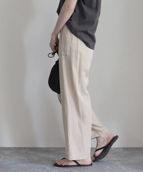 fredy emue（フレディエミュ）の「シルキーリネンブレンドセミワイドパンツ（その他パンツ・レディース・カーキ/ブラック/ベージュ・36/34/38）」の18枚目の写真