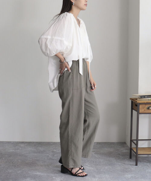 fredy emue（フレディエミュ）の「シルキーリネンブレンドセミワイドパンツ（その他パンツ・レディース・カーキ/ブラック/ベージュ・36/34/38）」の15枚目の写真