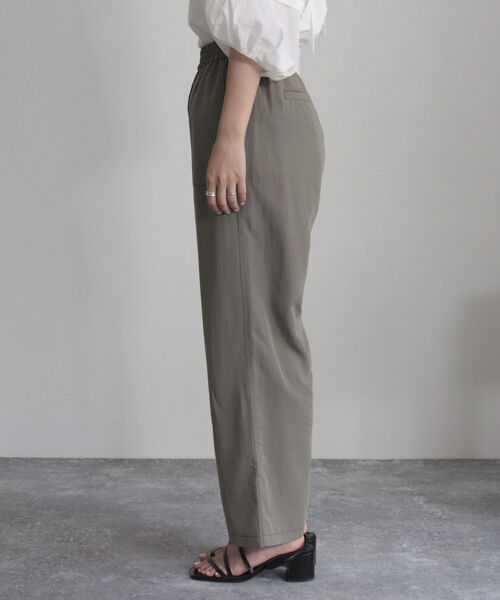 fredy emue（フレディエミュ）の「シルキーリネンブレンドセミワイドパンツ（その他パンツ・レディース・カーキ/ブラック/ベージュ・36/34/38）」の17枚目の写真