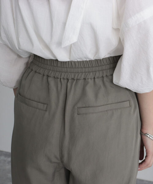 fredy emue（フレディエミュ）の「シルキーリネンブレンドセミワイドパンツ（その他パンツ・レディース・カーキ/ブラック/ベージュ・36/34/38）」の13枚目の写真