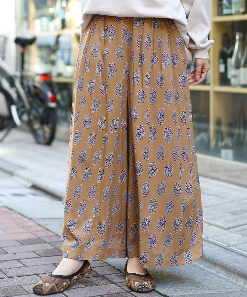 チチカカ（チチカカ）の「ウォッシャブルレーヨンフラワープリントパンツ（その他パンツ・レディース・キャメル/ネイビー/グリーン・LARGE/MEDIUM）」の3枚目の写真