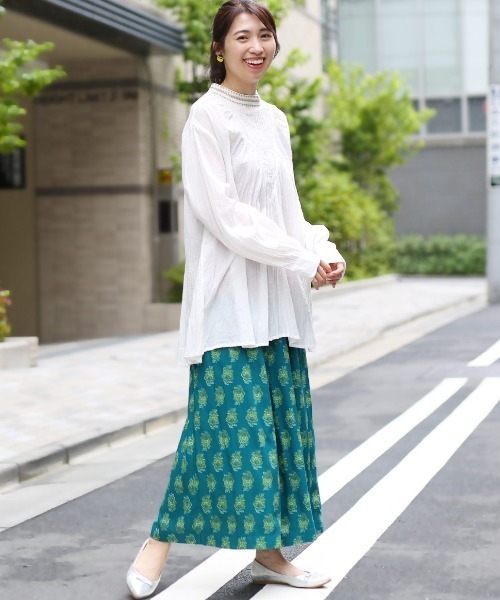 チチカカ（チチカカ）の「ウォッシャブルレーヨンフラワープリントパンツ（その他パンツ・レディース・キャメル/ネイビー/グリーン・LARGE/MEDIUM）」の4枚目の写真